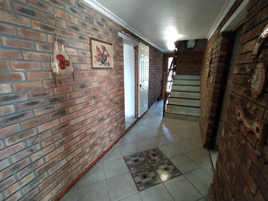 6 Bedroom Property for Sale in De Kelders Western Cape